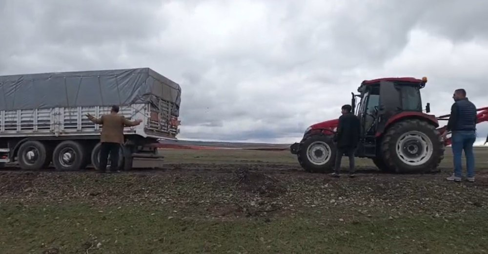 Kars'ta TIR Kurtarma Operasyonu.. Köylülerin Dayanışmasıyla Başarıya Ulaşıldı!