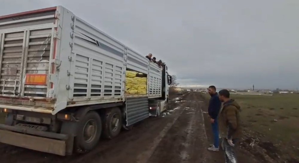 Kars'ta TIR Kurtarma Operasyonu.. Köylülerin Dayanışmasıyla Başarıya Ulaşıldı!