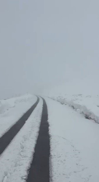 Kış Geri Döndü.. Kars-Erzurum Kara Yolu Beyaza Büründü!
