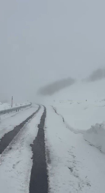 Kış Geri Döndü.. Kars-Erzurum Kara Yolu Beyaza Büründü!