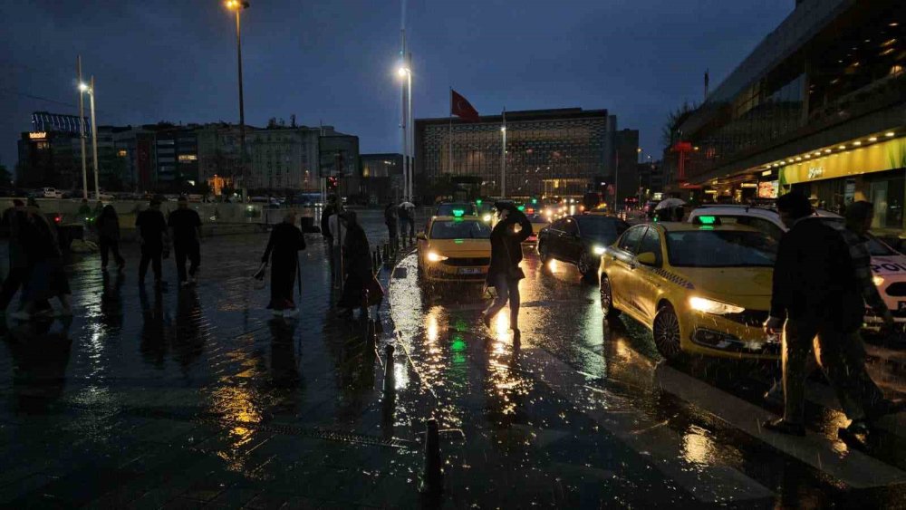 İ̇stanbul’da Uyarıların Ardından Sağanak Yağış Başladı