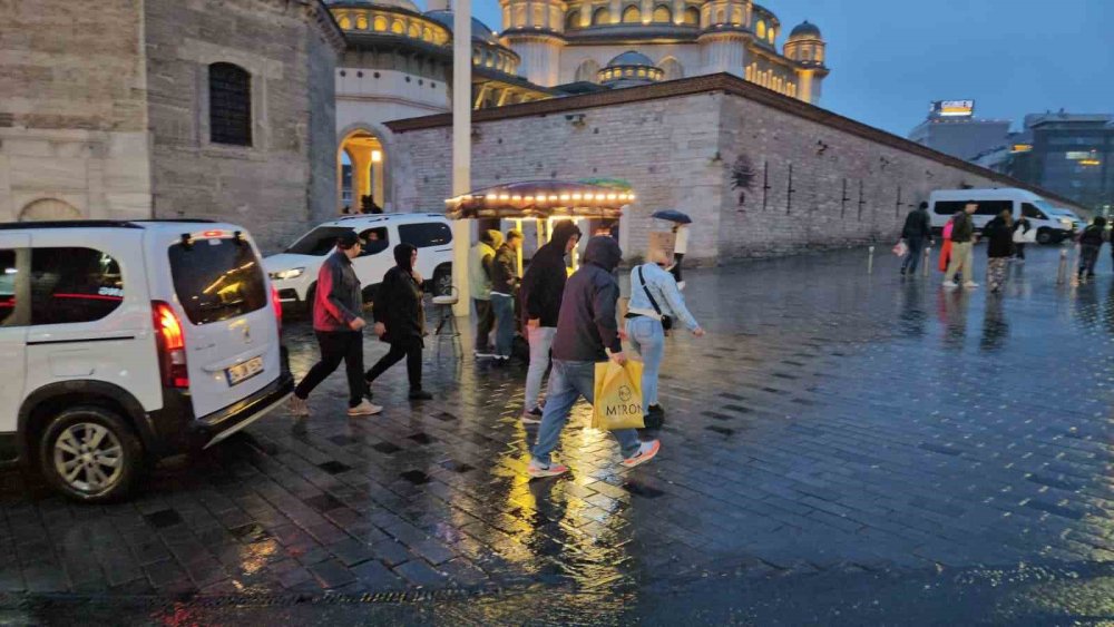 İ̇stanbul’da Uyarıların Ardından Sağanak Yağış Başladı