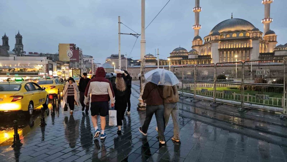 İ̇stanbul’da Uyarıların Ardından Sağanak Yağış Başladı