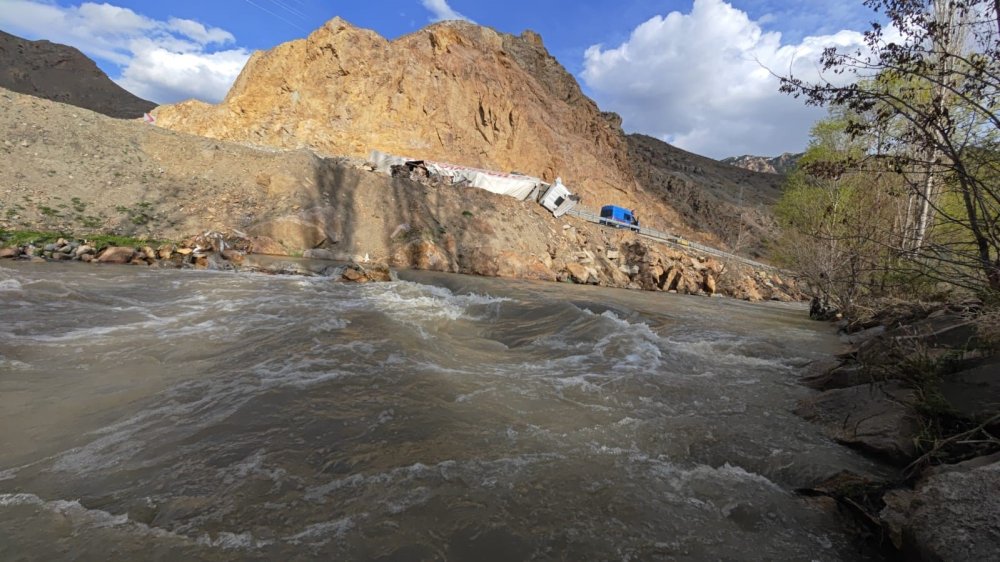 ‘Ölüm Virajı’ Yine Sahnede.. TIR Son Anda Dereye Uçmaktan Kurtuldu!