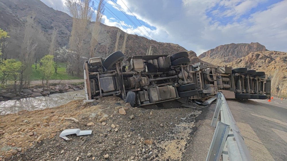 ‘Ölüm Virajı’ Yine Sahnede.. TIR Son Anda Dereye Uçmaktan Kurtuldu!