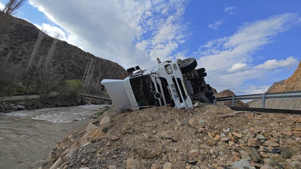 ‘Ölüm Virajı’ Yine Sahnede.. TIR Son Anda Dereye Uçmaktan Kurtuldu!