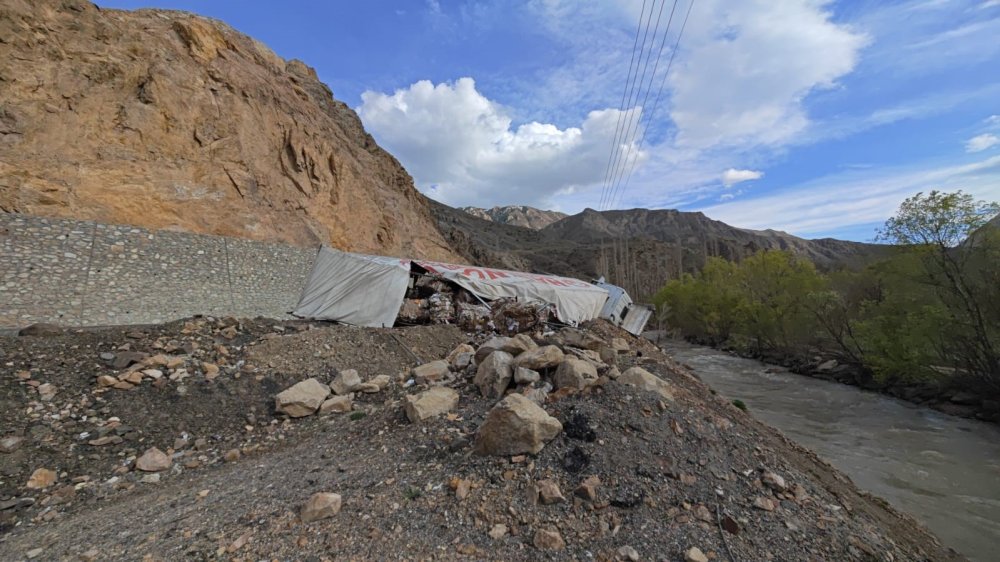 ‘Ölüm Virajı’ Yine Sahnede.. TIR Son Anda Dereye Uçmaktan Kurtuldu!