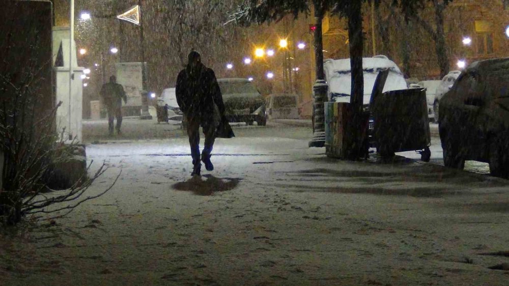 Bahar Beklenirken Kış Geri Döndü.. Kars’ta Lapa Lapa Kar!