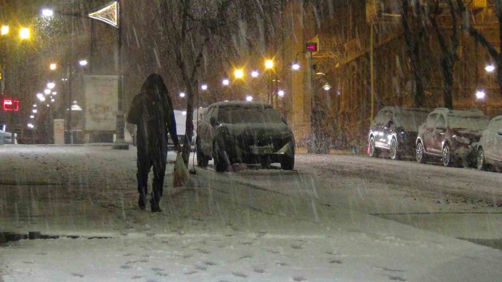 Bahar Beklenirken Kış Geri Döndü.. Kars’ta Lapa Lapa Kar!