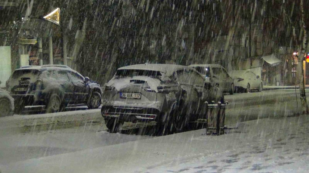 Bahar Beklenirken Kış Geri Döndü.. Kars’ta Lapa Lapa Kar!