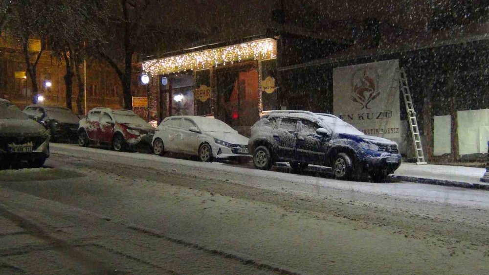Bahar Beklenirken Kış Geri Döndü.. Kars’ta Lapa Lapa Kar!