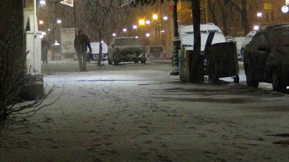 Bahar Beklenirken Kış Geri Döndü.. Kars’ta Lapa Lapa Kar!