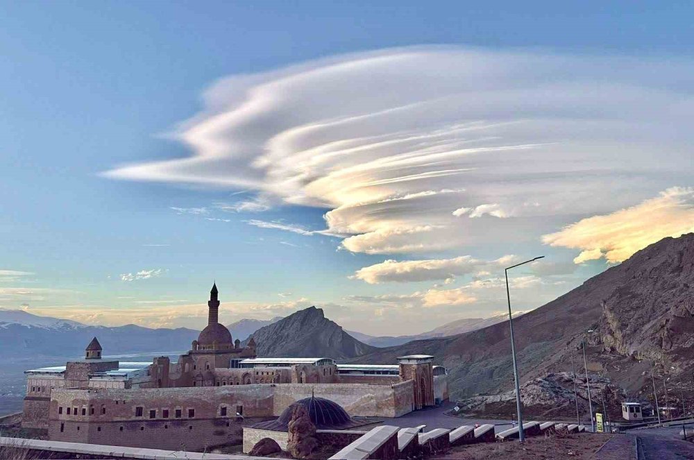 Bulutlar İshak Paşa Sarayı’nı Örttü.. Gökyüzünde Kartpostallık Manzara!