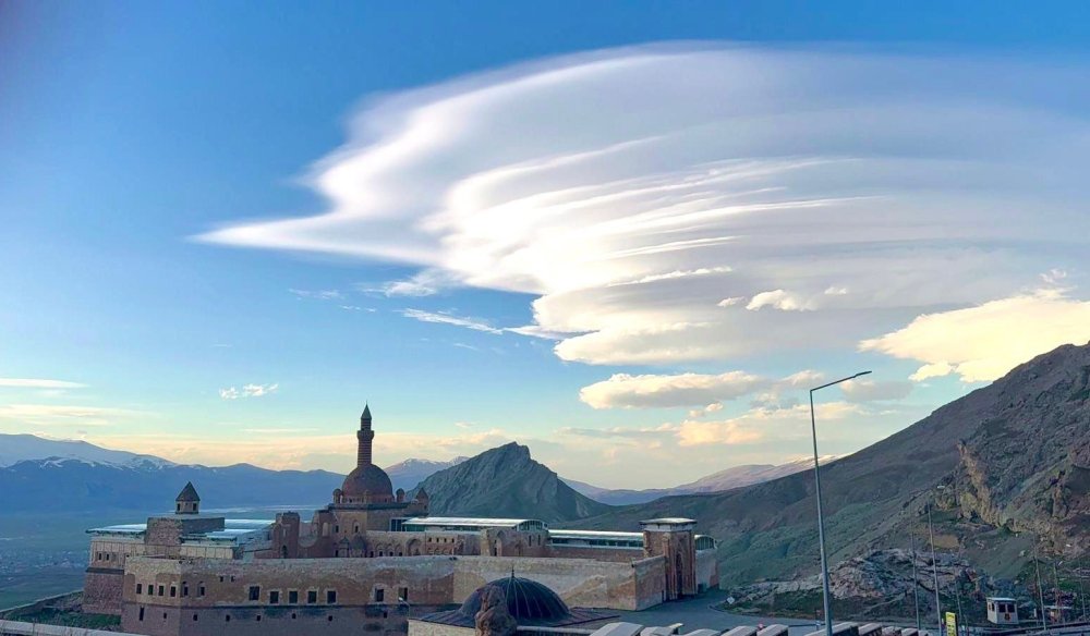 Bulutlar İshak Paşa Sarayı’nı Örttü.. Gökyüzünde Kartpostallık Manzara!