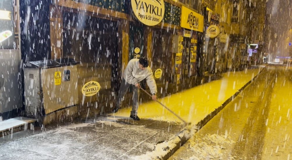 Sarıkamış’a Kış Geri Döndü: Kar Kalınlığı 15 Santimetreyi Aştı