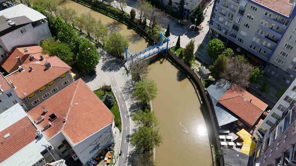 Eskişehir'in Simgesi Porsuk Çayı Kahverengiye Döndü