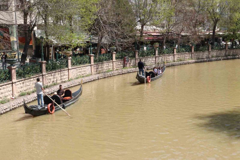 Eskişehir'in Simgesi Porsuk Çayı Kahverengiye Döndü