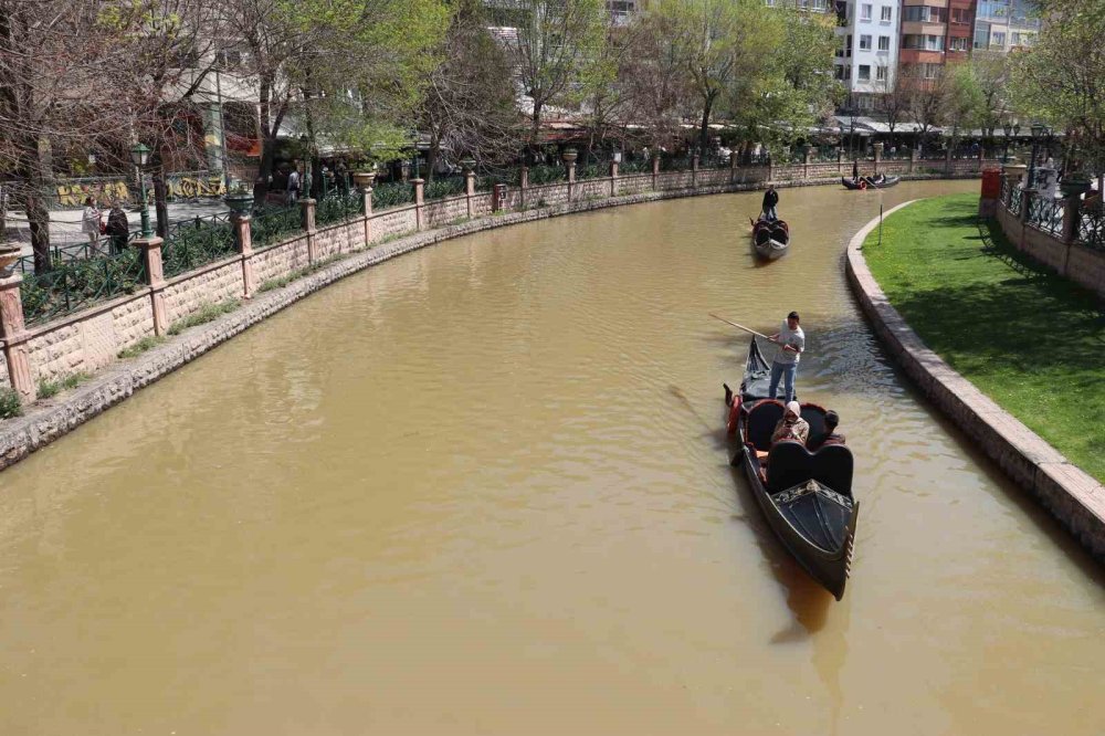 Eskişehir'in Simgesi Porsuk Çayı Kahverengiye Döndü
