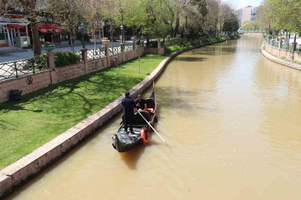 Eskişehir'in Simgesi Porsuk Çayı Kahverengiye Döndü