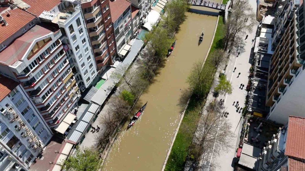 Eskişehir'in Simgesi Porsuk Çayı Kahverengiye Döndü