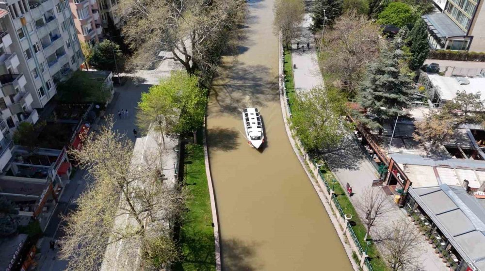 Eskişehir'in Simgesi Porsuk Çayı Kahverengiye Döndü