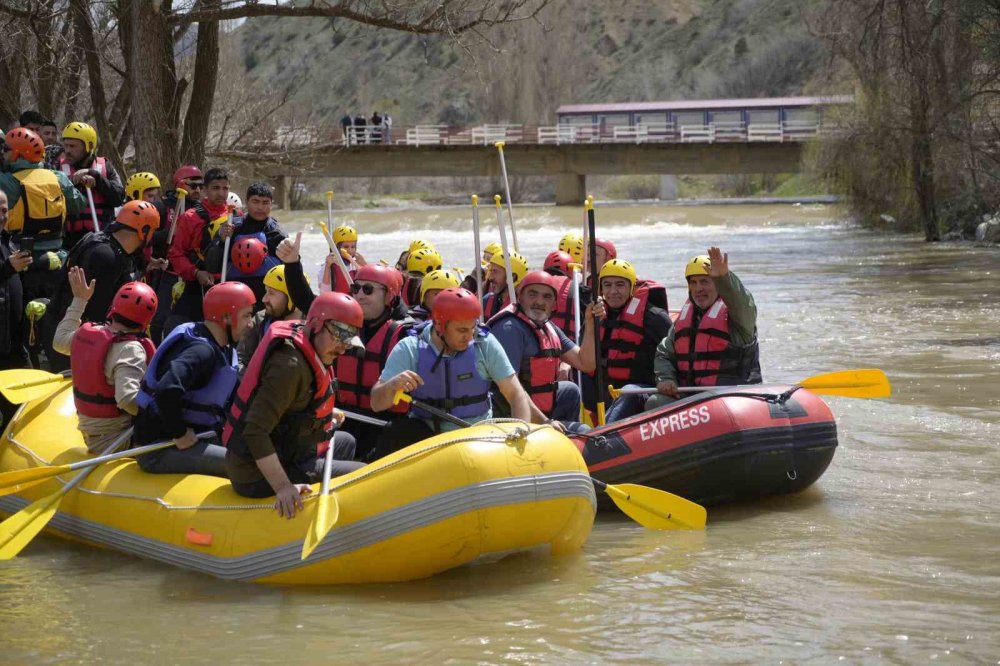Kelkit Çayı’nda Adrenalin Dolu Gün.. 3 Kilometrelik Parkurda Rafting Heyecanı!