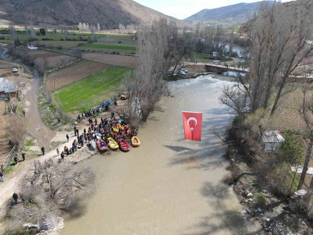 Kelkit Çayı’nda Adrenalin Dolu Gün.. 3 Kilometrelik Parkurda Rafting Heyecanı!