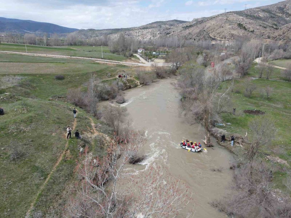 Kelkit Çayı’nda Adrenalin Dolu Gün.. 3 Kilometrelik Parkurda Rafting Heyecanı!