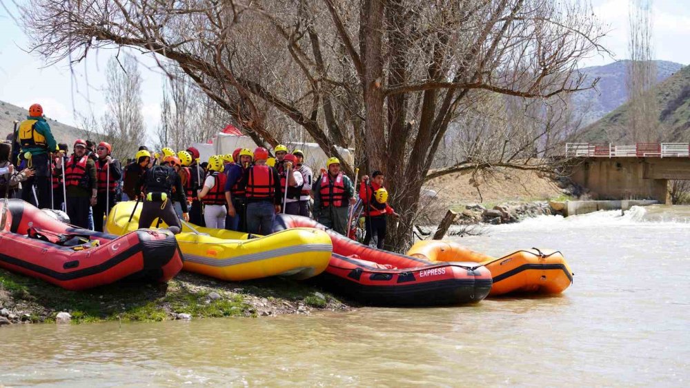 Kelkit Çayı’nda Adrenalin Dolu Gün.. 3 Kilometrelik Parkurda Rafting Heyecanı!