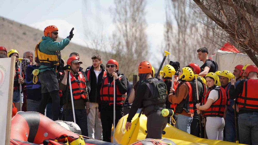 Kelkit Çayı’nda Adrenalin Dolu Gün.. 3 Kilometrelik Parkurda Rafting Heyecanı!