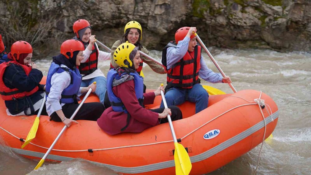 Kelkit Çayı’nda Adrenalin Dolu Gün.. 3 Kilometrelik Parkurda Rafting Heyecanı!