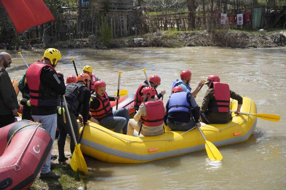 Kelkit Çayı’nda Adrenalin Dolu Gün.. 3 Kilometrelik Parkurda Rafting Heyecanı!