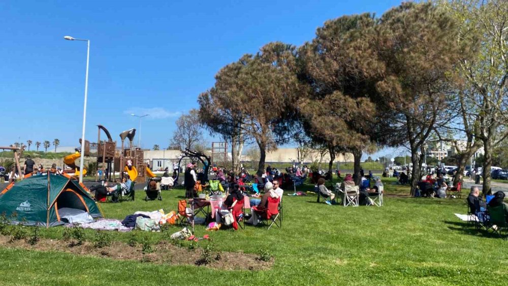 Samsun’da Sıcak Hava Etkisi: Sahil ve Parklar Dolup Taştı