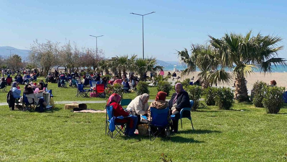 Samsun’da Sıcak Hava Etkisi: Sahil ve Parklar Dolup Taştı