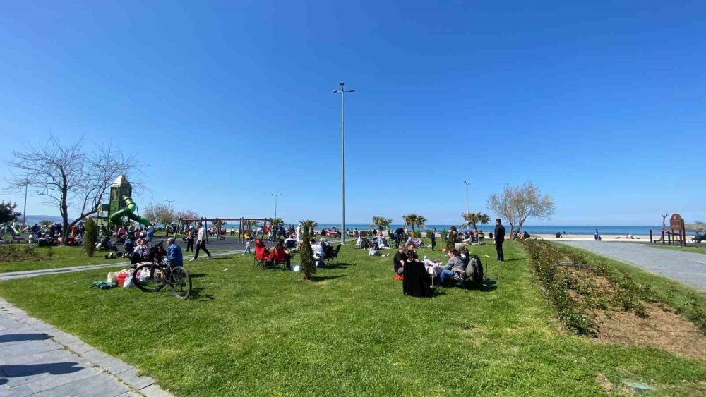 Samsun’da Sıcak Hava Etkisi: Sahil ve Parklar Dolup Taştı