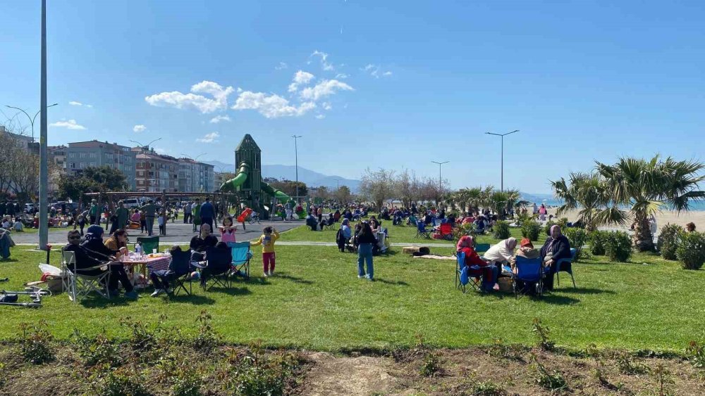 Samsun’da Sıcak Hava Etkisi: Sahil ve Parklar Dolup Taştı