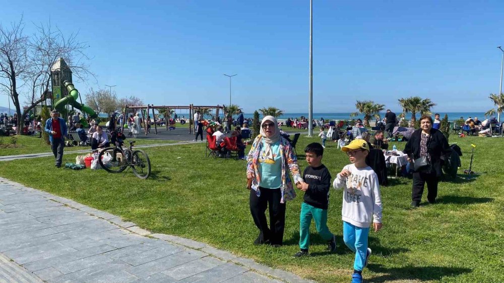 Samsun’da Sıcak Hava Etkisi: Sahil ve Parklar Dolup Taştı