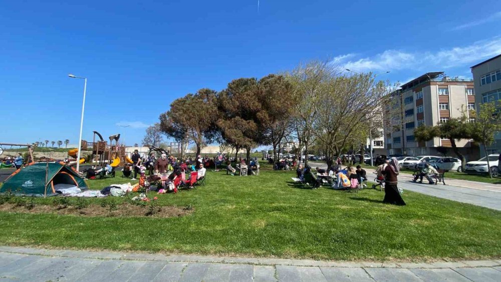 Samsun’da Sıcak Hava Etkisi: Sahil ve Parklar Dolup Taştı