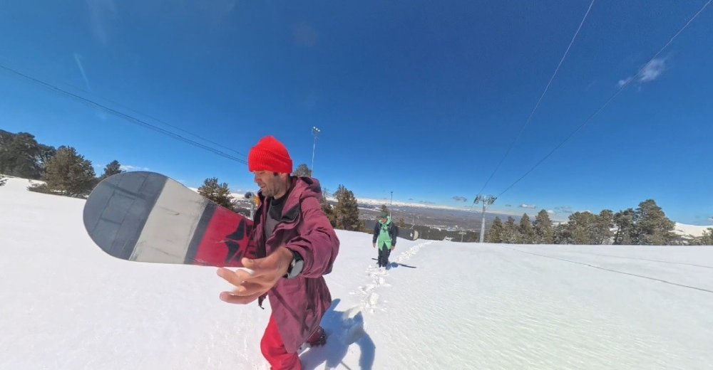 Sarıkamış’ta Baharın Ortasında Zirveye Yürüyüş.. ‘Snowboard’la Nefes Kesen İniş!