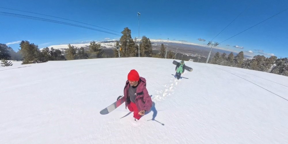 Sarıkamış’ta Baharın Ortasında Zirveye Yürüyüş.. ‘Snowboard’la Nefes Kesen İniş!