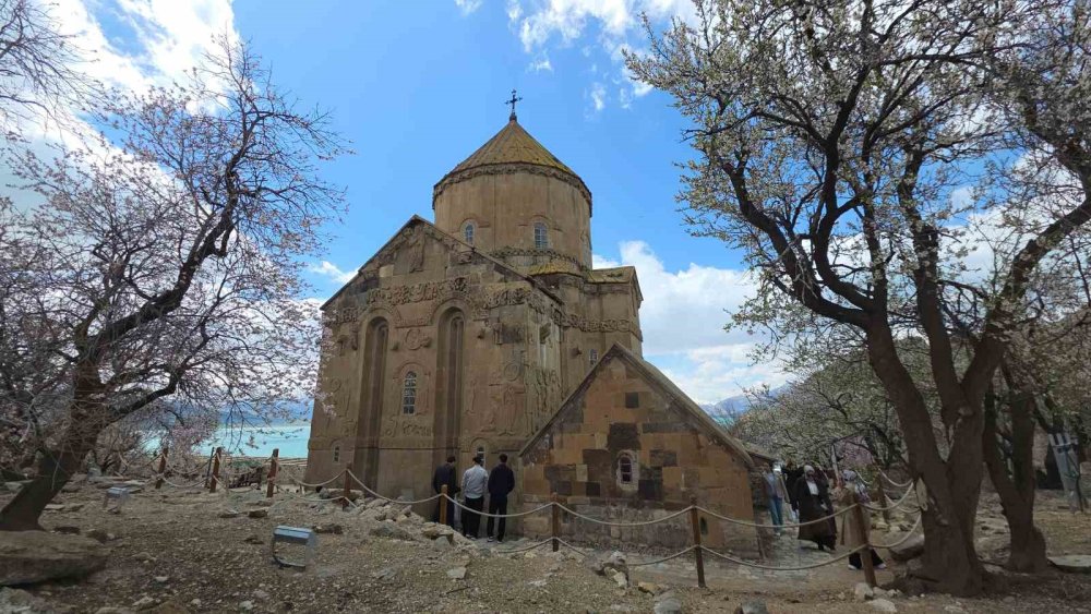 Akdamar Adası’nın Badem Ağaçları Çiçek Açtı