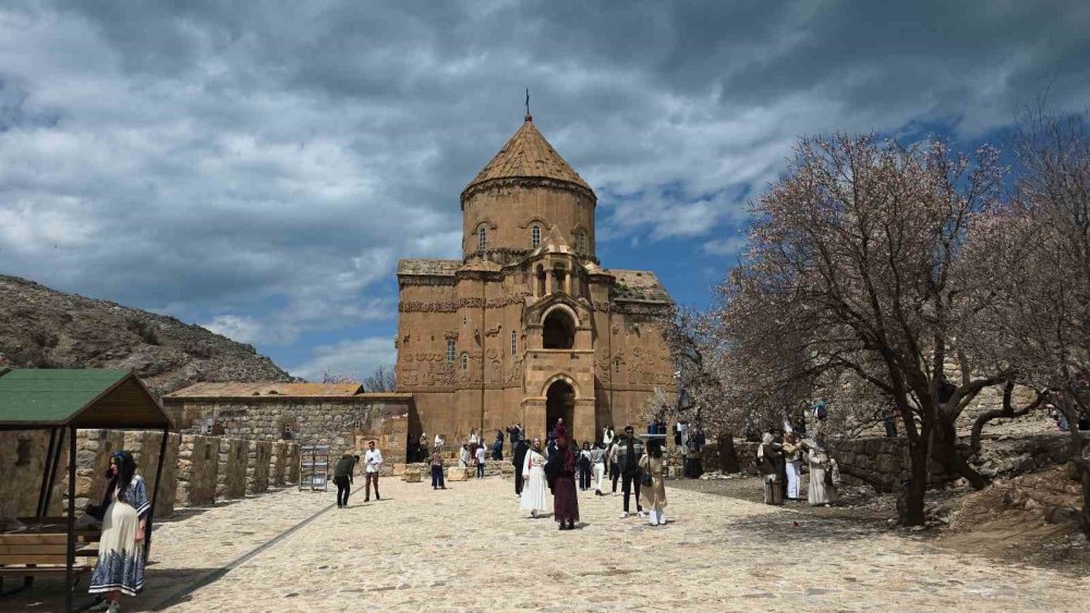 Akdamar Adası’nın Badem Ağaçları Çiçek Açtı