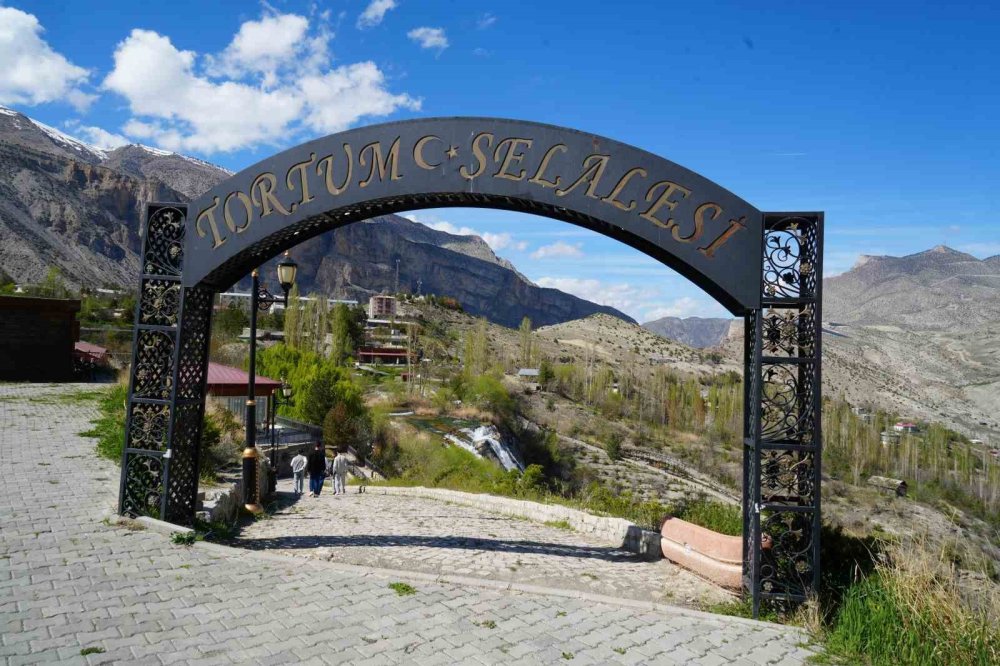Erzurum'un Doğa Harikası Tortum Şelalesi Baharın Gelişiyle Coştu