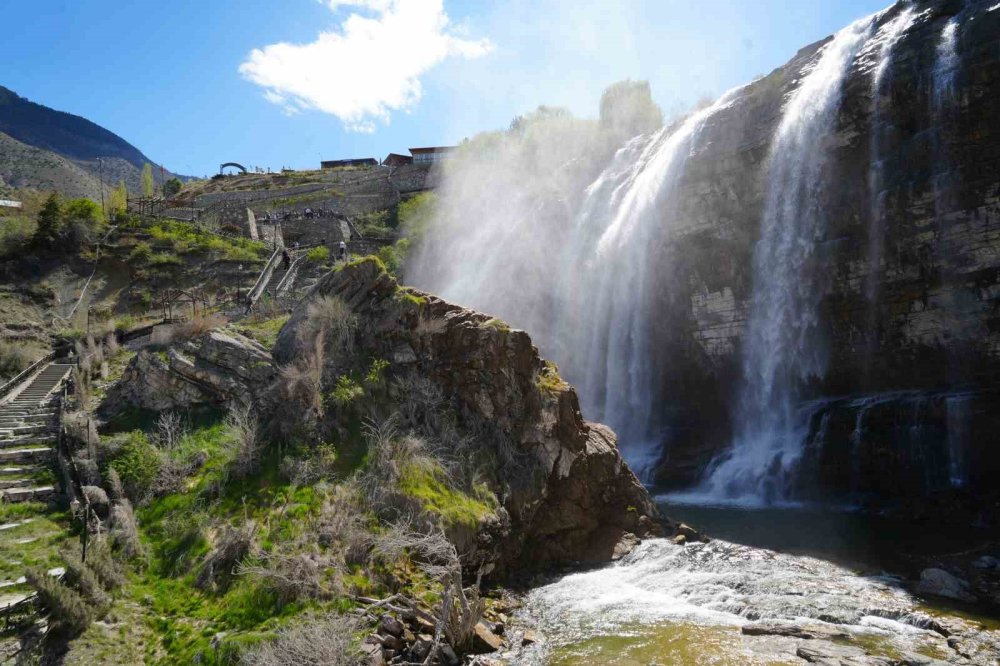 Erzurum'un Doğa Harikası Tortum Şelalesi Baharın Gelişiyle Coştu