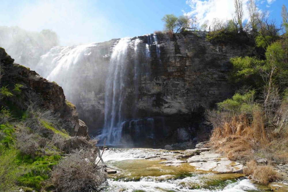 Erzurum'un Doğa Harikası Tortum Şelalesi Baharın Gelişiyle Coştu