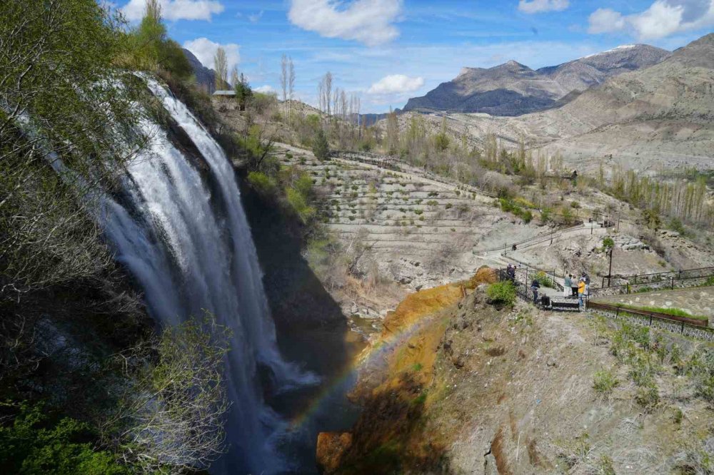 Erzurum'un Doğa Harikası Tortum Şelalesi Baharın Gelişiyle Coştu