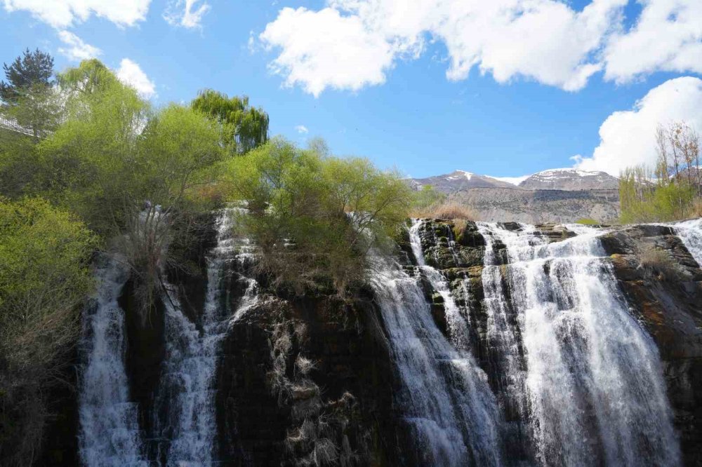 Erzurum'un Doğa Harikası Tortum Şelalesi Baharın Gelişiyle Coştu