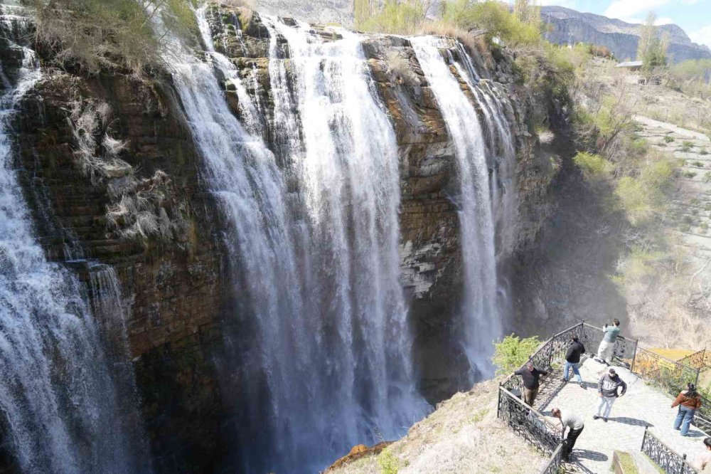 Erzurum'un Doğa Harikası Tortum Şelalesi Baharın Gelişiyle Coştu