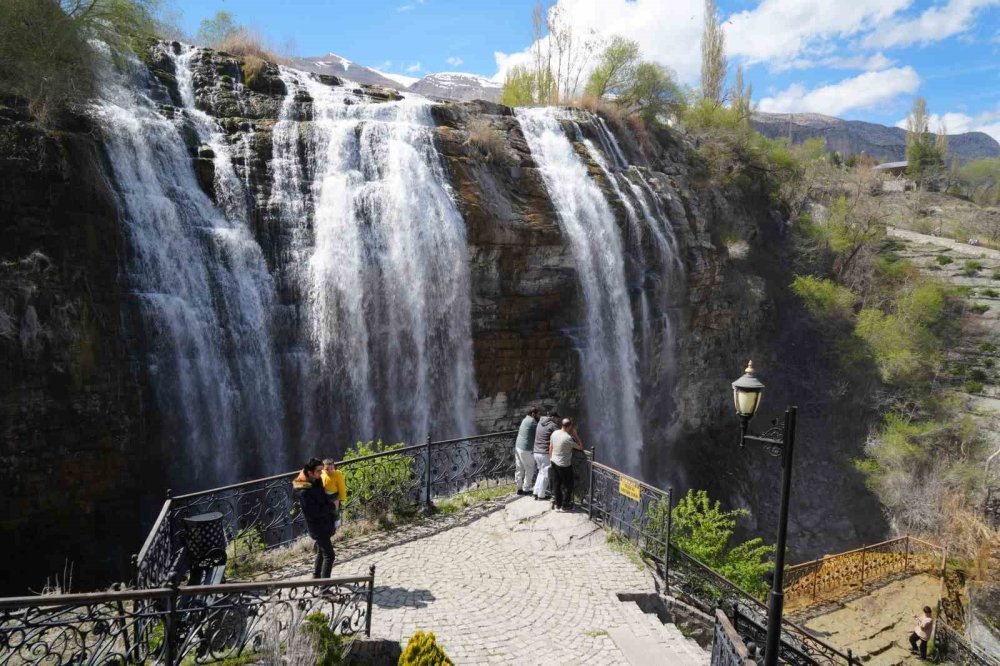 Erzurum'un Doğa Harikası Tortum Şelalesi Baharın Gelişiyle Coştu