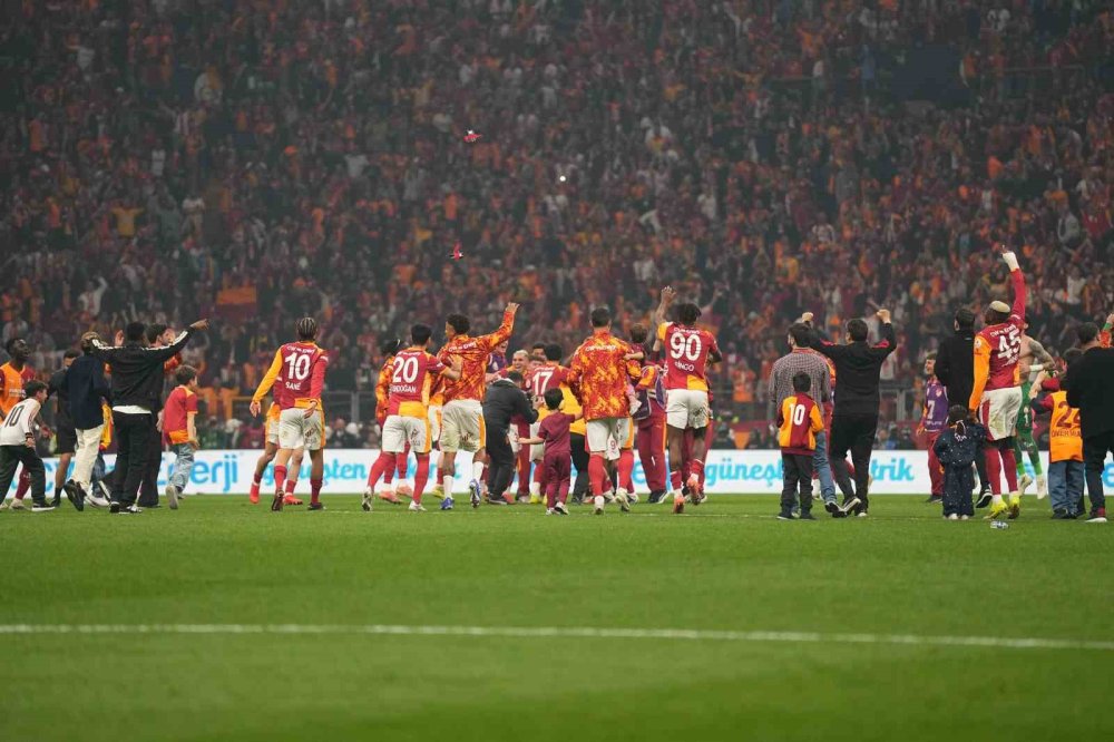 Galatasaray, Derbi Galibiyetini Taraftarıyla Kutladı